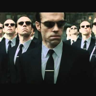 L'agent Smith et ses clones, dans la trilogie Matrix par les Wachowski