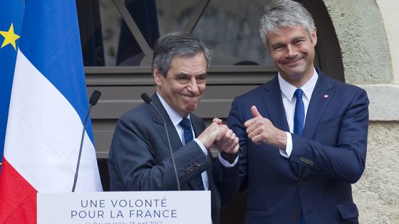 Laurent Wauquiez serre la main de François Fillon, le 15 avril 2017 à Le Puy-en-Velay, pendant la campagne de ce dernier aux élections présidentielles. ©AFP - Thierry Zoccolan
