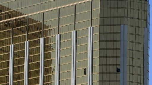 L'hôtel Mandalay Bay à Las Vegas où était retranché le tueur. On aperçoit les deux fenêtres brisées du 32e étage par lesquelles Stephen Paddock a tiré sur le public du concert de country ©AFP - MARK RALSTON / AFP