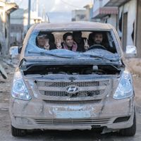 Des combattants kurdes, victorieux après de durs combats contre les troupes de l'Etat islamique en Syrie