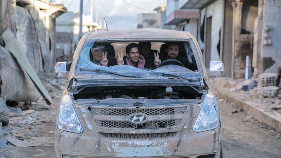 Des combattants kurdes, victorieux après de durs combats contre les troupes de l'Etat islamique en Syrie ©AFP - CITIZENSIDE / YONGXIN CHI / CITIZENSIDE