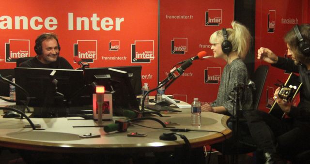 Augustin légèrement ému par l'interprétation de Hollysiz