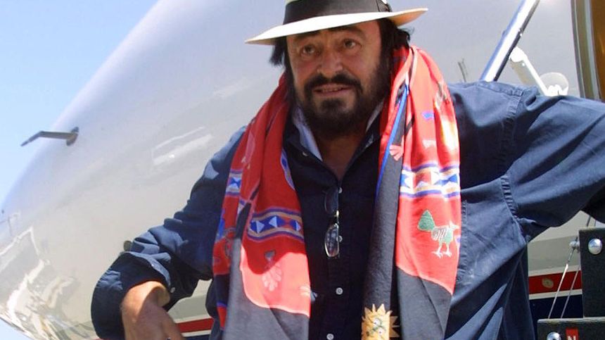 Après l'incident de 1975, Pavarotti ne voyagera plus qu'installé sur un siège au niveau des ailes de l'avion, là où il pense savoir que l'appareil est le plus solide.