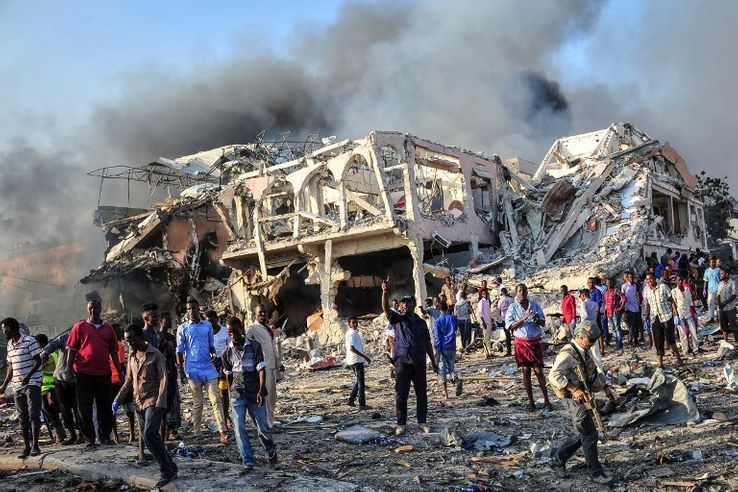 L'attentat est survenu samedi en milieu d'après-midi au carrefour PK5, dans le district de Hodan, un quartier commercial très animé de la capitale, avec ses magasins et ses hôtels.