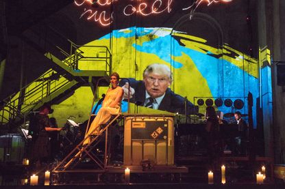 Une scène de l’opéra « Kein Licht » lors de sa création le 25 août 2017 à Duisbourg, en Allemagne Une scène de l’opéra « Kein Licht » lors de sa création le 25 août 2017 à Duisbourg, en Allemagne