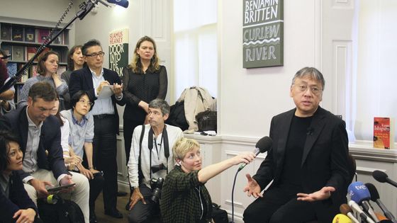 Le romancier britannique Kazuo Ishiguro parle aux médias à Londres le 5 octobre 2017. ©AFP - Yu Toda / Yomiuri / The Yomiuri Shimbun