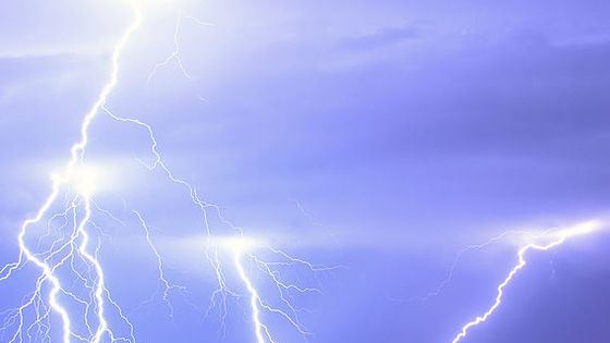 Un éclair de foudre consiste en premier lieu en un courant d'électrons181. Le potentiel électrique nécessaire pour la foudre peut être engendré par un effet triboélectrique182,183 - CC