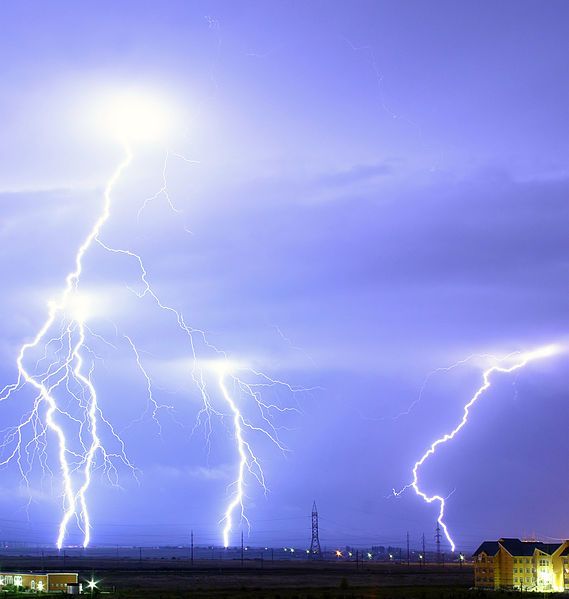 Un éclair de foudre consiste en premier lieu en un courant d'électrons181. Le potentiel électrique nécessaire pour la foudre peut être engendré par un effet triboélectrique182,183