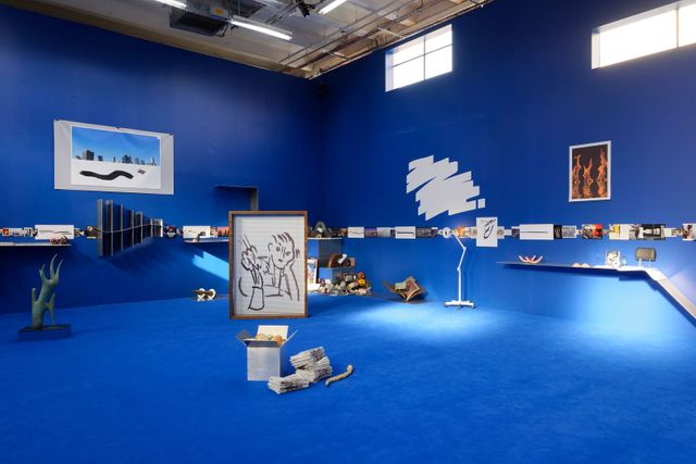 Vue de l'exposition "Days are Dogs" - Carte Blanche à Camille Henrot - Palais de Tokyo / Courtesy de l'artiste et de Metro Pictures (New York) ; ka mel mennour (Paris/Londres) ; Galerie König (Berlin)