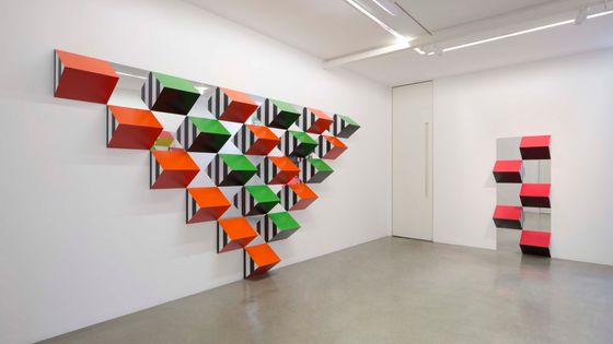 Vue de l'exposition "Pyramidals, hauts-reliefs, travaux in situ et situés, 2017", Kammel Menour (47 rue Saint-André des arts), Paris, 2017 - numero.com