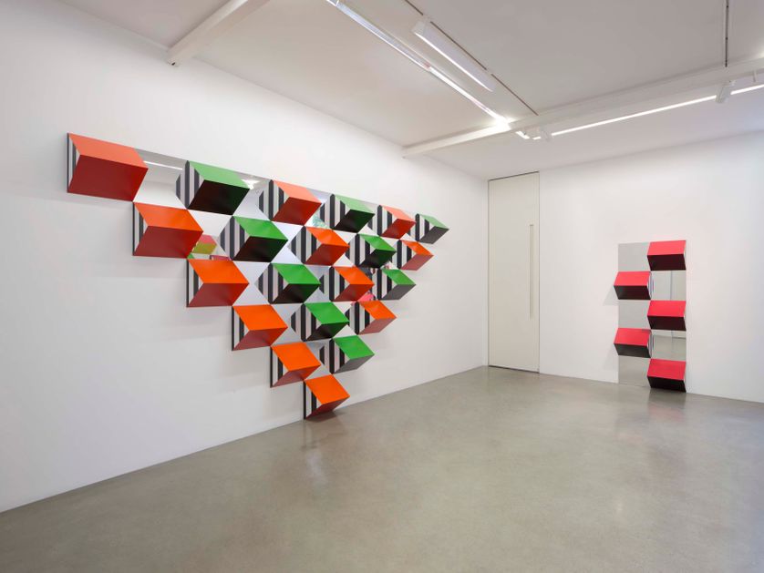 Vue de l'exposition "Pyramidals, hauts-reliefs, travaux in situ et situés, 2017", Kammel Menour (47 rue Saint-André des arts), Paris, 2017