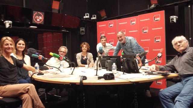 "Vous Les Femmes", de gauche à droite, Françoize Boucher, sa fille Chloé, Hervé Pauchon, Anne Nivat, Anthony Bellanger, Daniel Morin, Albert Algoud.