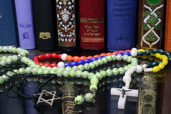 Symboles de foi de trois religions monothéistes : Chrétienté, Islam et Judaisme.