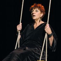 Anne Sylvestre se produit le 04 novembre 2003 sur la scène de l'Auditorium Saint-Germain à Paris, lors d'un filage photo avant son récital "Les chemins du vent" qui débutera à partir du 05 novembre 2003