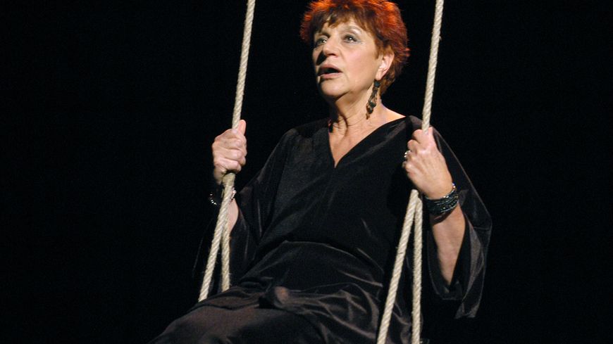 Anne Sylvestre se produit le 04 novembre 2003 sur la scène de l'Auditorium Saint-Germain à Paris, lors d'un filage photo avant son récital "Les chemins du vent" qui débutera à partir du 05 novembre 2003