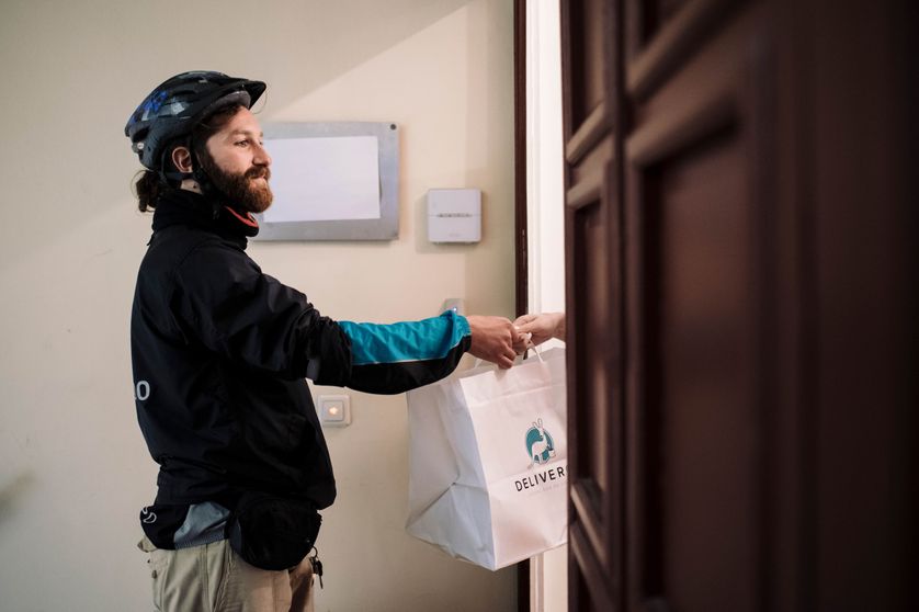 Un livreur Deliveroo apportant une commande.
