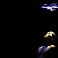 Le danseur Matt Del Rosario et un robot créé par le laboratoire CSAIL du MIT, performance chorégraphique Seraph donnée le 11 juillet 2011 au Joyce Theater de New York.