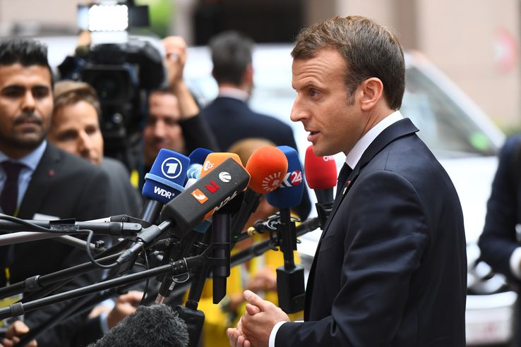 Emmanuel Macron parle aux journalistes lors de son arrivée à Bruxelles, le 19 octobre 2017, lors du premier jour du sommet de l'Union Européenne