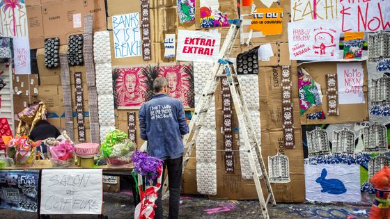 Hormis les artistes-stars comme Jeff Koons ou Annette Messager, peu d’artistes-plasticiens sont rémunérés lors d’une exposition de leurs travaux. Comment faire pour pouvoir vivre décemment de son art ? ©Maxppp - Bruno LEVESQUE