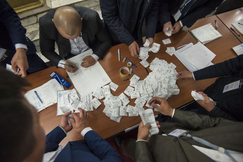 Kirghizstan: le candidat pro-gouvernement remporte la présidentielle.