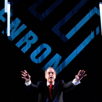 Gregory Itzin jouant Kenneth Lay, ancien PDG d'Enron dans le spectacle "Enron" in New York April 7, 2010