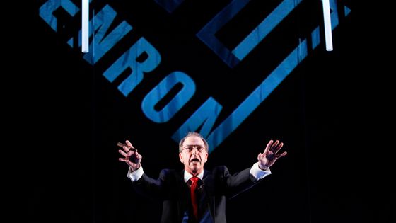Gregory Itzin jouant Kenneth Lay, ancien PDG d'Enron dans le spectacle "Enron" in New York April 7, 2010 ©Reuters - Lucas Jackson