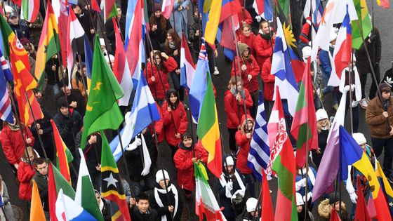 Participants d'un défilé à Moscou, pour le 19ème festival mondial de la Jeunesse et des Etudiants, le 10/14/2017. ©AFP - LIYA PITALEV / SPUTNIK