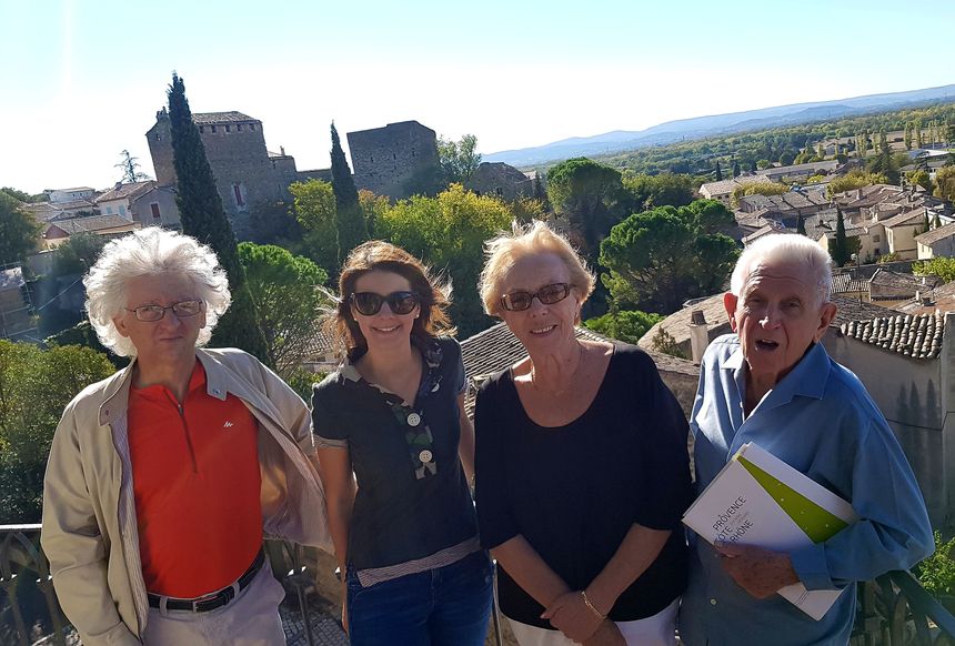 Patrick ROCHIER, Julie GACHON, Florence CUILLERAI et Jean MAUPEU. En arrière plan, la maison cardinale.