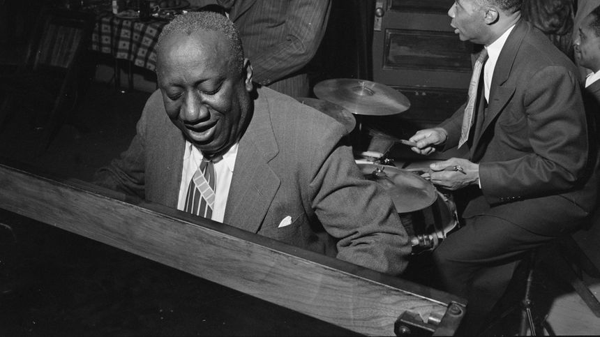 Né en 1894 dans le New Jersey et mort en 1955 à New York, le pianiste James P. Johnson a inspiré nombreux pianistes tels que Duke Ellington et Thelonious Monk.