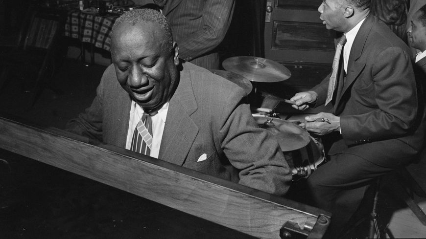 Né en 1894 dans le New Jersey et mort en 1955 à New York, le pianiste James P. Johnson a inspiré nombreux pianistes tels que Duke Ellington et Thelonious Monk.