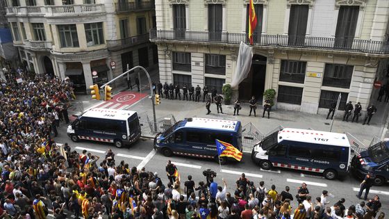 Manifestants ce mardi 3 octobre 2017 devant le siège de la police nationale à Barcelone ©AFP - LLUIS GENE