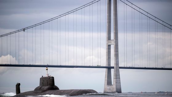 Mer Baltique, le 21 juillet 2017. Le sous-marin nucléaire russe «Dmitrij Donskoj» traverse les eaux danoises en direction de Saint-Pétersbourg et passe sous le pont du détroit du Grand Belt. ©Maxppp - SARAH CHRISTINE NOERGFAARD/EPA/Newscom