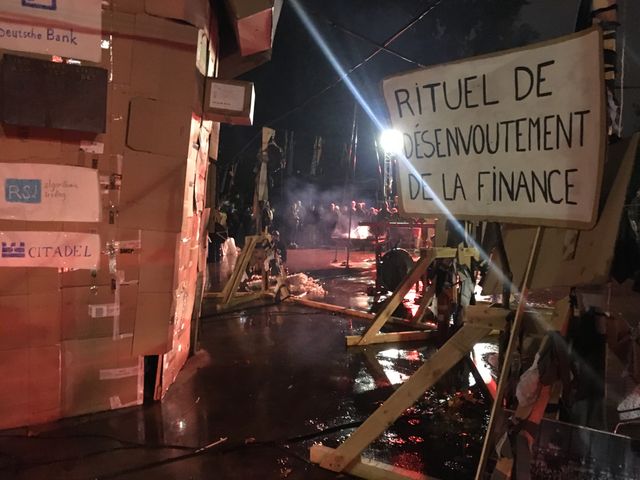 Les cartons deviennent les banques pour le rituel