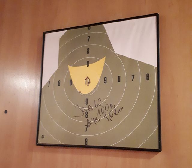 Sur le mur de la salle de tir, à Sulejuwek (est de Varsovie), une cible laisse imaginer une femme voilée.