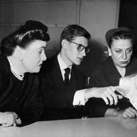 Miss Marguerite, Yves Saint-Laurent et Raymonde Zehnacker, 13 novembre 1957 (deux jours avant l'interview sur la RTF) à Paris