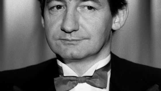 Pierre Desproges dans la "Minute nécessaire de Monsieur Cyclopède" en 1982 ©AFP - JEAN CLAUDE PIERDET / INA
