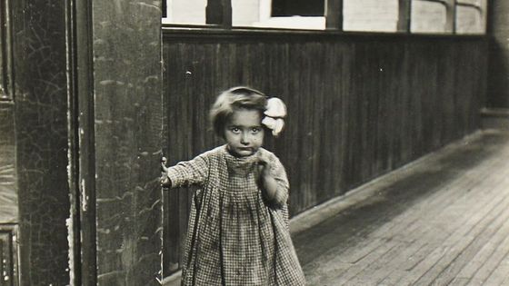 Lewis Hine, Little Orpan Annie in a Pittsburgh Institution, 1909 - © Lewis Hine. Courtesy Collection Marin Karmitz, Paris