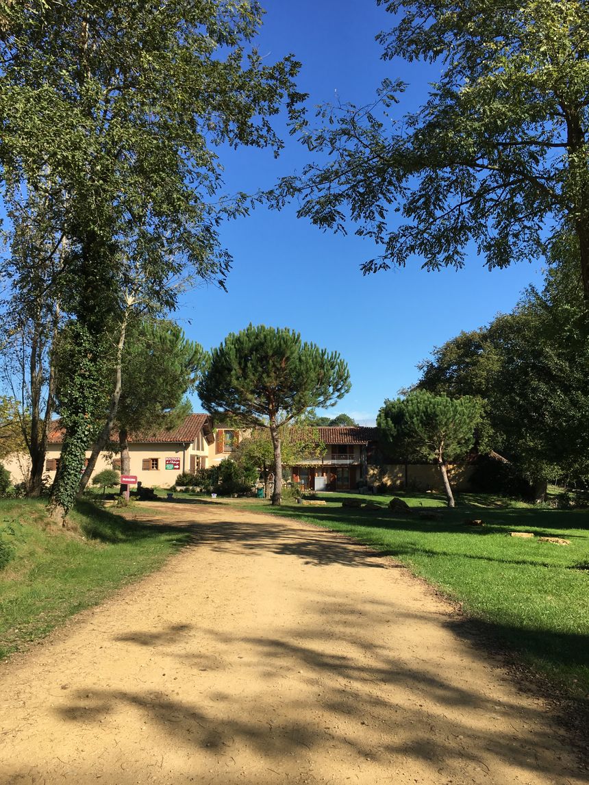 L'Auberge du Grand Megnos, au milieu des arbres et des champs de maïs.