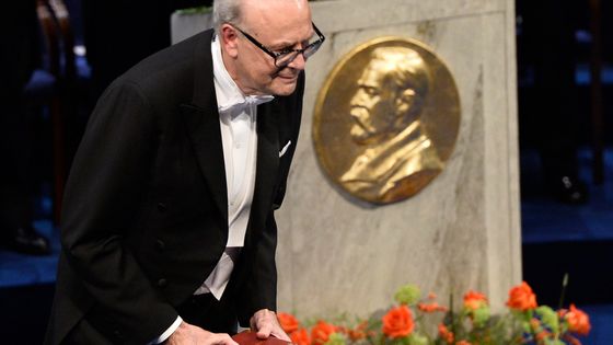 Patrick Modiano tout juste nommé Prix Nobel de littérature, le 10 décembre 2014, à Stockholm en Suède. ©AFP - JONAS EKSTROMER