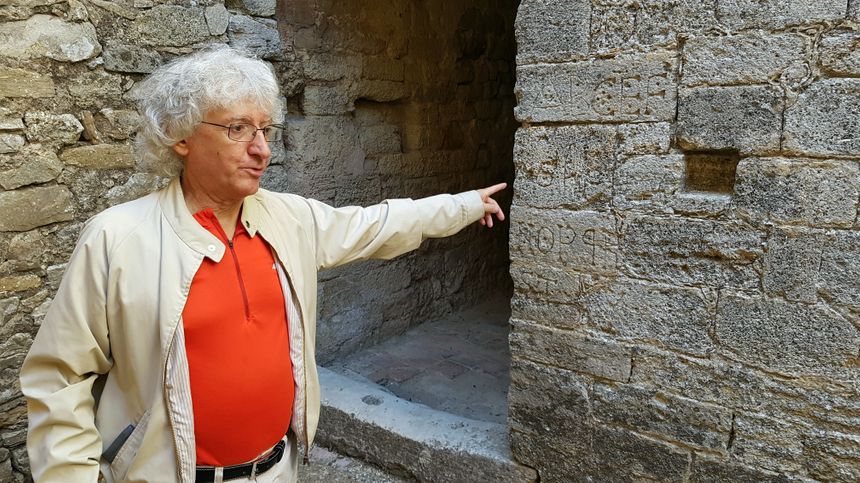Détails originaux gravés sur la pierre.