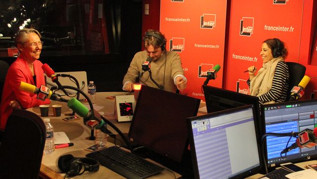 Alex Vizorek entouré d'Elisabeth Borne, la ministre des transports et Léa Salamé
