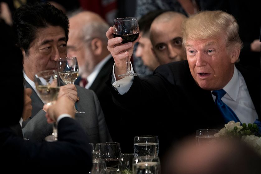 Lors de leur précédente rencontre, Shinzo Abe et Donald Trump portaient un toast, fin septembre à New-York (au centre, derrière eux : Antonio Guterres, le secrétaire général de l'ONU)