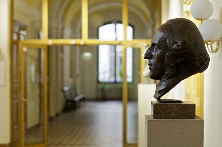Le 4 novembre 1972, en l'honneur de son fondateur, l'école de musique de Leipzig a pris le nom de "École supérieure de musique et de théâtre Felix Mendelssohn Bartholdy".