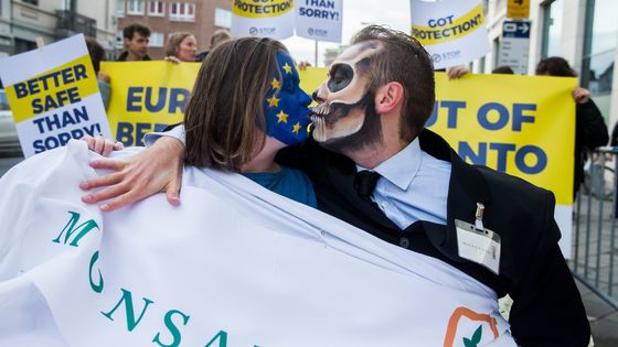 Manifestation ce mercredi à Bruxelles pour dénoncer les liens entre Monsanto et l'Union européenne ©Maxppp - EPA / Stéphanie Lecocq