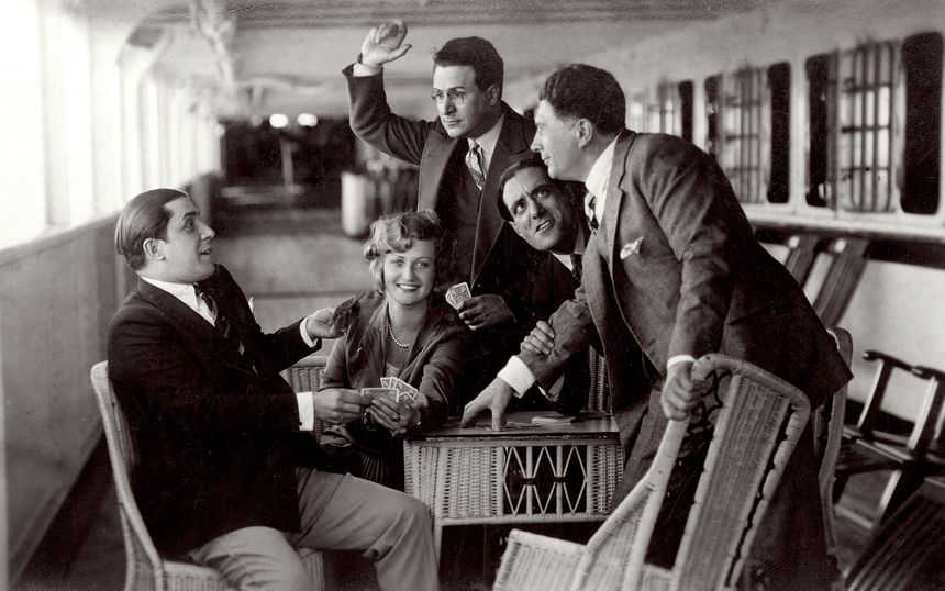 Carlos Gardel (à gauche) joue aux cartes avec ses amis Marguerite Vignou, Victor Damiani, Jose Ganduz et Adamo Diduv, à bord du "Conte Rosso". 12 juin 1928
