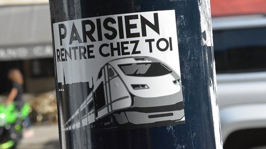 Des autocollants représentant un TGV et sur lesquels on peut lire “Parisien rentre chez toi” ! fleurissent sur les murs de la capitale girondine. - DR