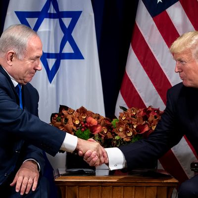 Le Premier ministre israélien Benjamin Netanyahu et le président américain Donald Trump se serrent la main lors d'une réunion pendant la 72e session de l'Assemblée générale des Nations Unies, le 18 septembre 2017 à New York.