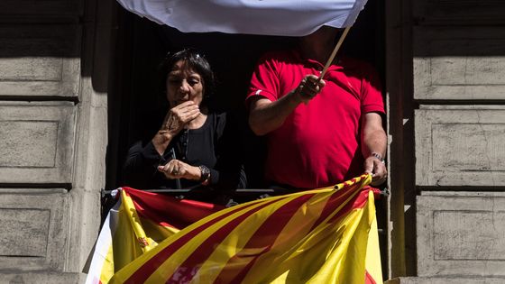 Le drapeau des unionistes catalans : l'union de l'Espagne, de la Catalogne et de l'Europe. ©Maxppp - Julien Mattia / Le Pictorium