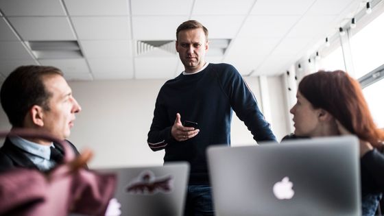 Quelques heures après avoir été libéré, l'opposant à Vladimir Poutine Alexeï Navalny s'est remis au travail pour sa campagne électorale en vue de la Présidentielle de l'an prochain en Russie. ©AFP - EVGENY FELDMAN / THIS IS NAVALNY PROJECT