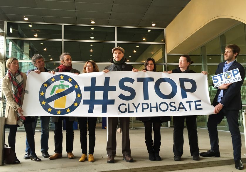 Les représentants de l'initiative citoyenne européenne contre le glyphosate, brandissent une banderole sur laquelle on peut lire 'Stop Glyphosat' lors d'une manifestation à Bruxelles, Belgique 23 Octobre 2017.
